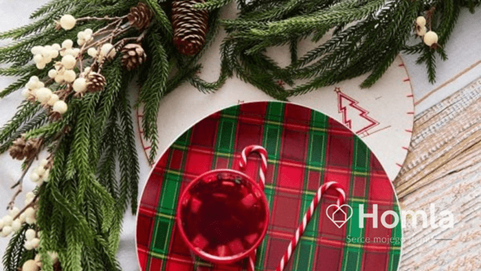 Świąteczna aranżacja stołu z Homla — jak łączyć obrusy, bieżniki i serwetki w spójną całość?