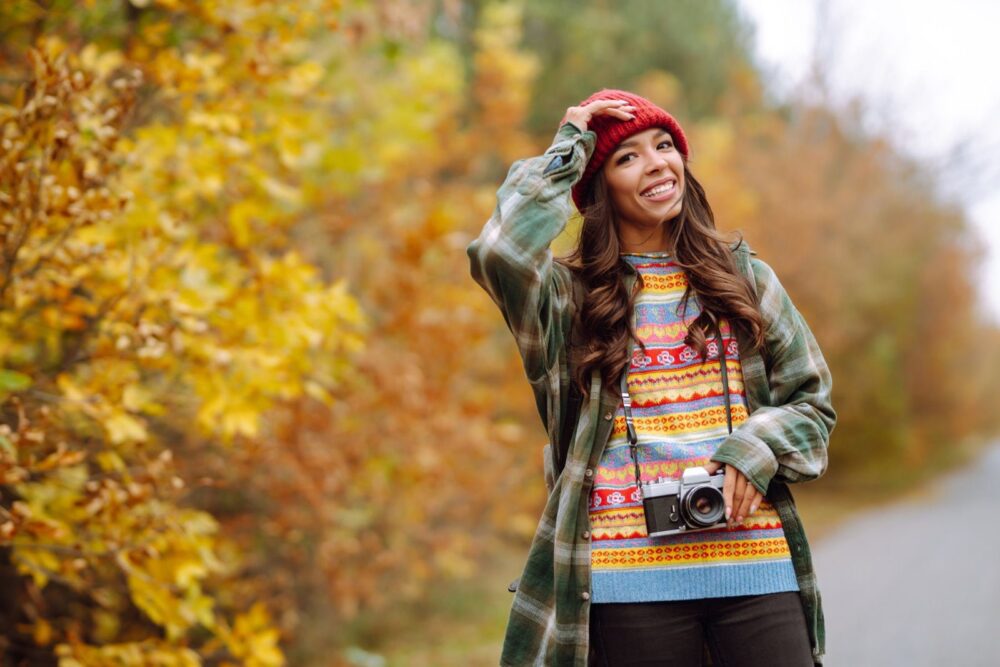 Güzel Genç Kadın Retro Fotoğraf Makinesiyle Fotoğraflanıyor. Dinlenme, Rahatlama, Seyahat, Yaşam Tarzı Konsepti