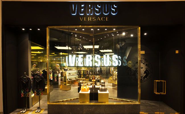 Versus Versace ile Versace Arasındaki Fark Nedir Lüks ve Asi Karşı Karşıya